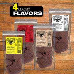 Persona disfrutando Old Trapper Teriyaki en exterior, snack proteico para actividades