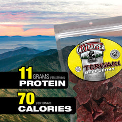 Old Trapper jerky en mochila durante excursión como snack proteico portátil