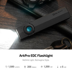 OLIGHT detalle de la textura lateral y botones cóncavos que ofrecen agarre seguro