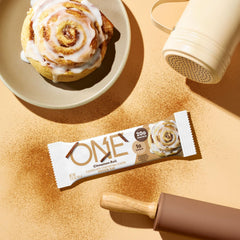 ONE primer plano de la barra Cinnamon Roll mostrando textura masticable y canela