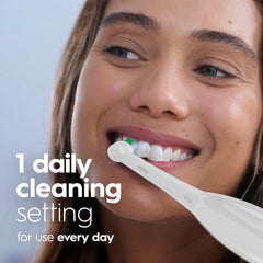 Oral-B Pro 100 3D White persona cepillándose para rutina diaria eficaz