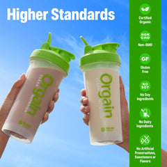Orgain batido en vaso en mano, sabor vainilla y recuperación