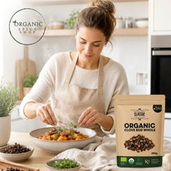 Organic Spice Shop primer plano de granos de clavo mostrando calidad