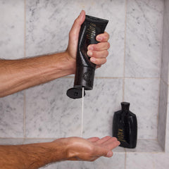 Oribe acondicionador aplicado en cabello durante la ducha fácil desenredado