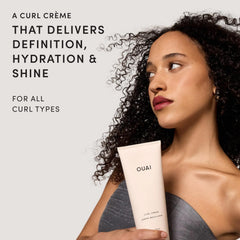 OUAI crema rizos textura cremosa mostrando consistencia hidratante