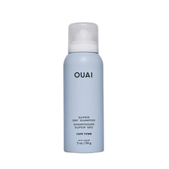 OUAI champú seco frente mostrando envase de viaje y beneficio de portabilidad