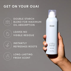 OUAI champú seco aerosol en acción mostrando textura y absorción rápida