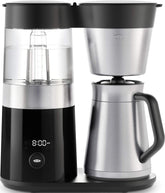 OXO Brew vista frontal con jarra de acero, mantiene café caliente