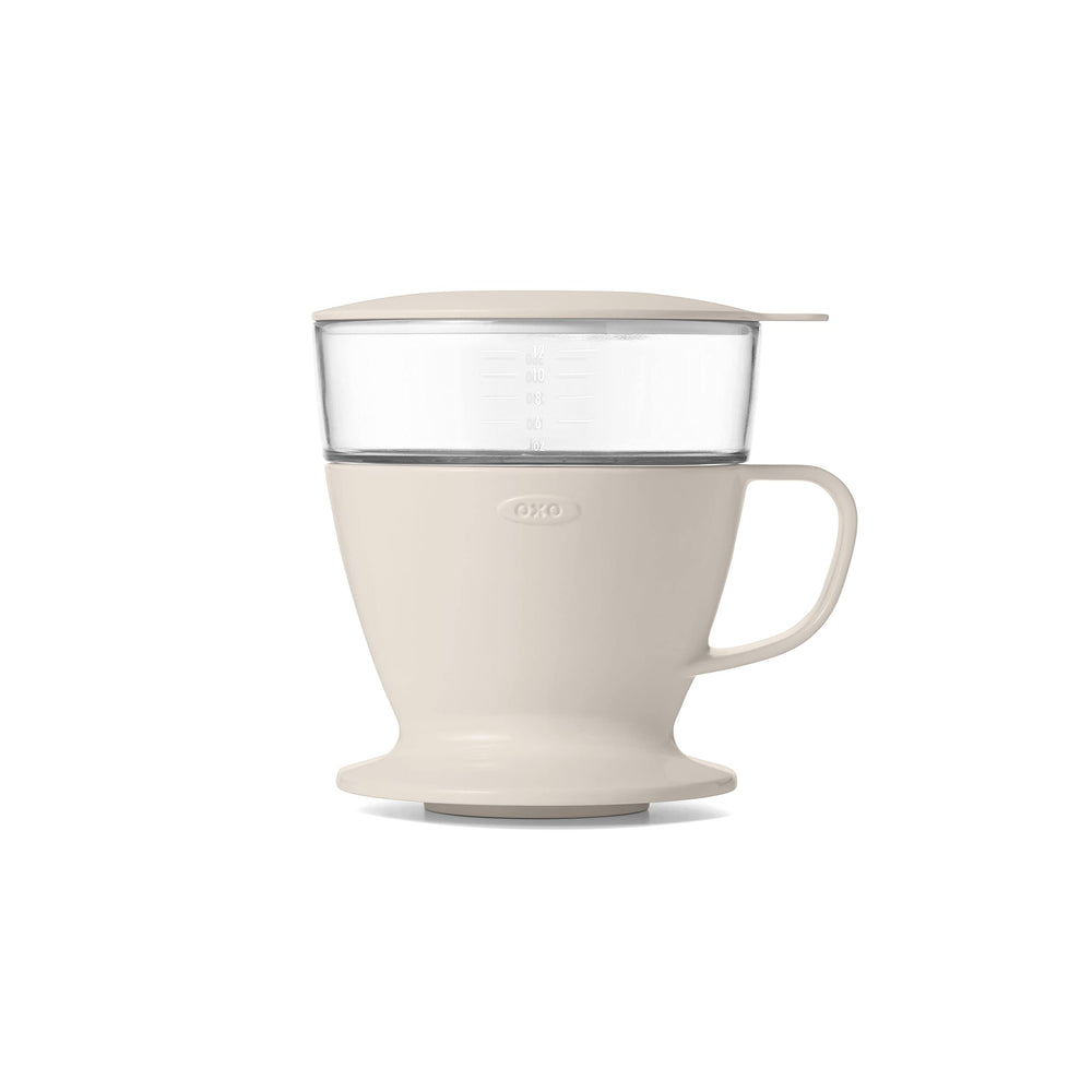 OXO vista frontal de la cafetera pour-over mostrando su diseño compacto y facilidad de uso