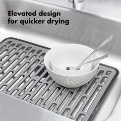 OXO primer plano de pies elevadores que facilitan drenaje y aireación