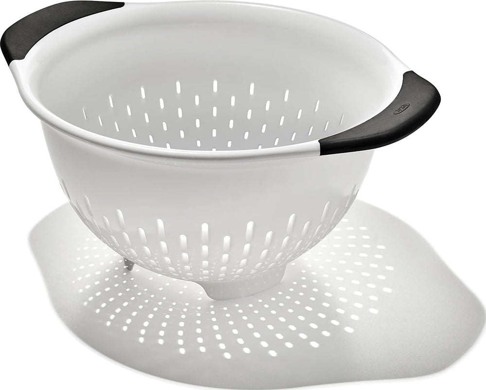 OXO colador frontal blanco mostrando forma y capacidad, ideal para escurrir rápido