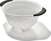OXO colador frontal blanco mostrando forma y capacidad, ideal para escurrir rápido