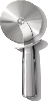 OXO cortador de pizza frontal mostrando mango cómodo y rueda duradera