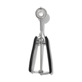 OXO cuchara de galletas frontal mostrando el cuenco de acero y expulsor para porciones uniformes