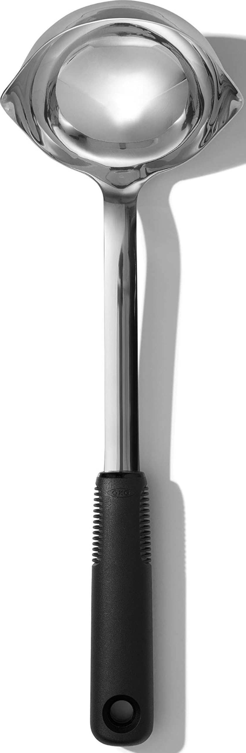 OXO cucharón frontal mostrando su diseño pulido y versatilidad