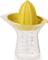 OXO exprimidor pequeño frontal mostrando la taza medidora y pico anti-goteo