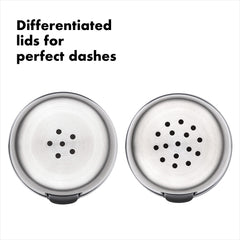 OXO Good Grips boquilla lateral en acción vertiendo condimento sin derrames