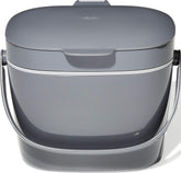 OXO Good Grips cubo compost frontal mostrando diseño compacto y discreción