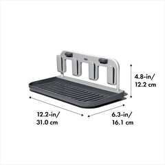 OXO Good Grips escurridor en uso con botellas, tapas y pajillas secas rápidamente
