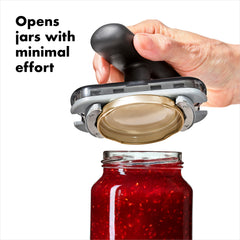 OXO Good Grips en uso con mano girando tapa, reduce esfuerzo