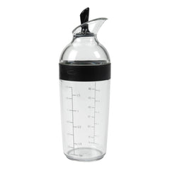 OXO Good Grips vista frontal del shaker con marcas de medición, precisión rápida