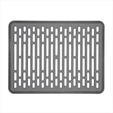 OXO Good Grips vista frontal del tapete protegiendo el fregadero y la vajilla