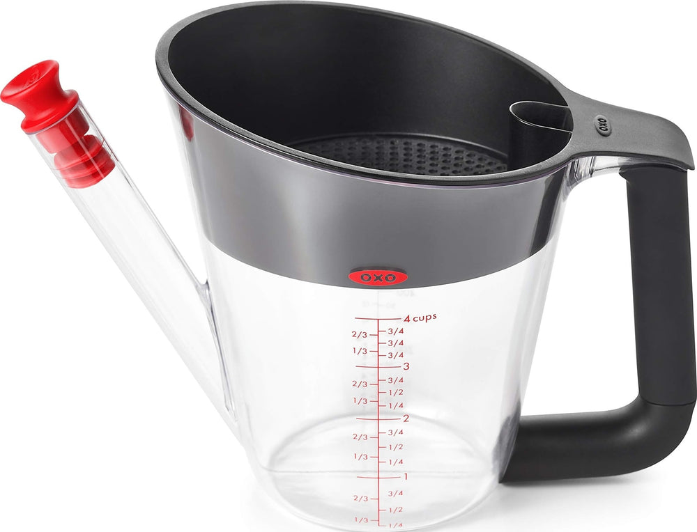 OXO separador de grasa frontal mostrando capacidad y forma, facilita ver y medir