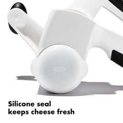 OXO vertiendo queso rallado sobre pasta control de porción