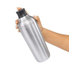 OXO interior de la coctelera mostrando la capacidad de 24 oz útil