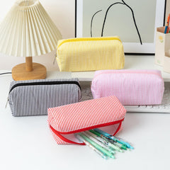 OZAOZ estuche junto a una mochila para comparar tamaño práctico