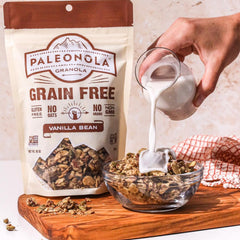 Paleonola granola servida sobre yogur añade proteína y crujiente