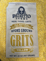 Palmetto Farms grits listos en plato con huevos, realzando sabor cremoso