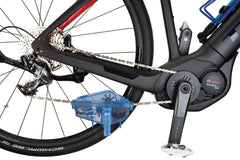 Park Tool CM-5.3 junto a una rueda para comparar tamaño y transporte sencillo
