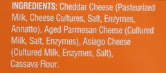 Parmcrisps trozos sobre ensalada aportando sabor y textura crujiente