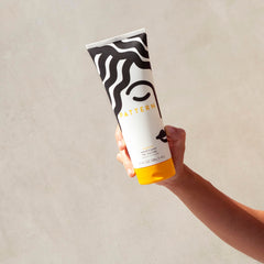 PATTERN aplicando acondicionador en cabello mojado para desenredar sin romper