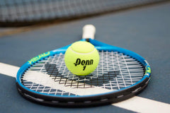 Jugador servicial con pelota Penn en uso, mejor control y rebote