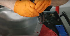 Permatex Ultra Black detalle de la textura del sellador mostrando consistencia