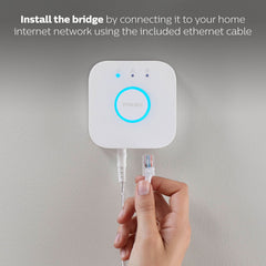 Philips Hue Bridge en mano para ver escala y portabilidad del concentrador Hue