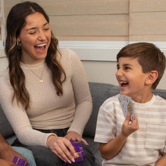 PlayMonster cartas Five Crowns desplegadas mostrando los cinco palos, facilita combinaciones