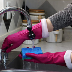 PLAYTEX guantes en uso mientras se lavan platos, mayor protección