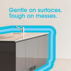 Pledge toallita en primer plano muestra textura absorbente y eficacia contra polvo.