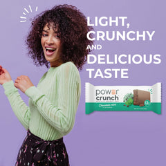 Power Crunch barra en mano para mostrar tamaño y porción práctica