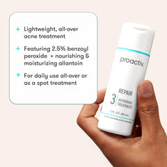 Proactiv textura del gel en la mano, demostrando fórmula ligera y no grasa