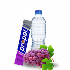 Botella con agua mezclada de Propel mostrando color y transparencia, hidratación sabrosa