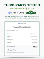 Pura Vida Moringa cápsulas en mano, visualiza dosis conveniente