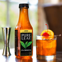 Botella Pure Leaf en mano lista para beber, ideal para llevar y compartir