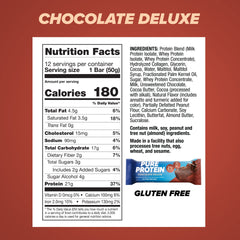 Pure Protein barrita en mano lista para comer, conveniente para antes o después del ejercicio