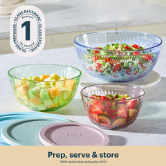 Pyrex cuencos con tapas ajustadas sellando alimentos frescos de forma segura