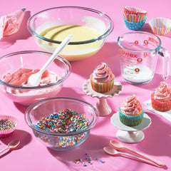 Cuenco Pyrex 1.5 qt con masa de repostería, ideal para mezclar y batir