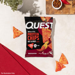 Quest chip en mano para comparar tamaño y porción portable